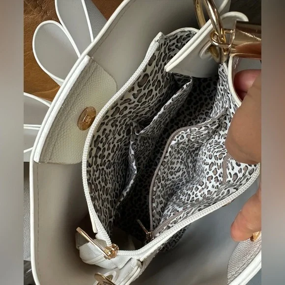 🛍️ Crossi cute bow bag never used. Measurements posted. - Picture 12 of 14